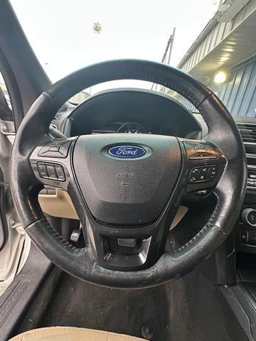 Photo of 2016 White Ford Explorer
