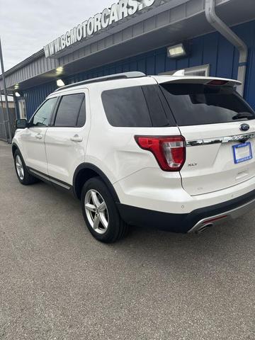 Photo of 2016 White Ford Explorer