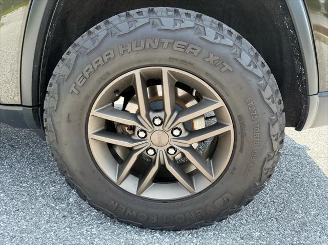 Photo of 2016 Green Jeep Grand Cherokee