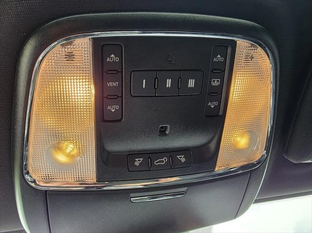 Photo of 2020 Bright White Clearcoat Jeep Grand Cherokee