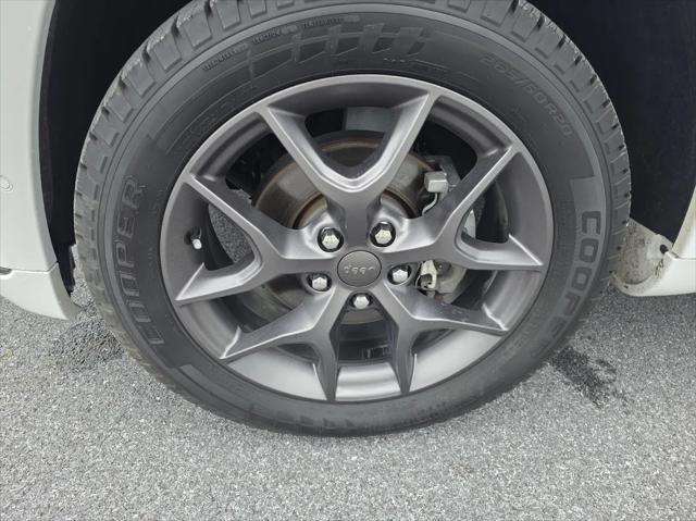 Photo of 2020 Bright White Clearcoat Jeep Grand Cherokee