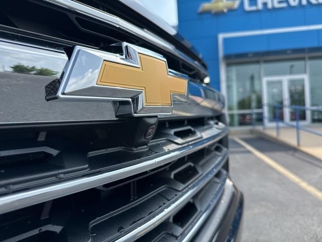 Photo of 2026 Mosaic Black Metallic Chevrolet Traverse