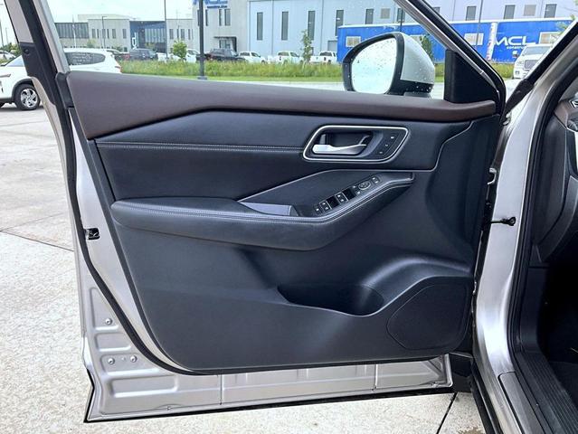 Photo of 2022 Champagne Silver Metallic Nissan Rogue