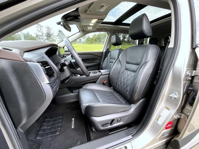 Photo of 2022 Champagne Silver Metallic Nissan Rogue