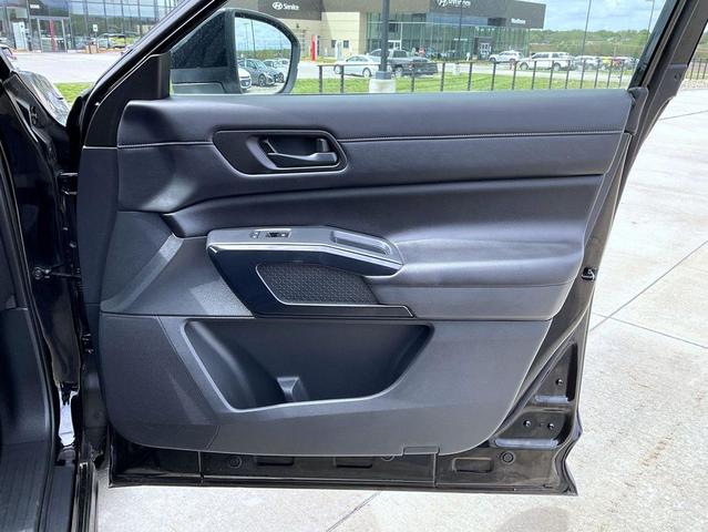 Photo of 2023 Super Black Nissan Pathfinder