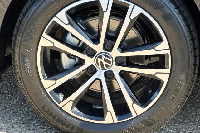 Photo of 2025 Deep Black Pearl Effect Volkswagen Jetta
