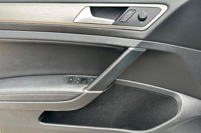 Photo of 2016 Reflex Silver Metallic Volkswagen Golf SportWagen