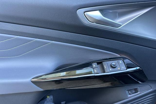 Photo of 2025 Deep Black Pearl Effect Volkswagen ID.4