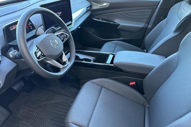 Photo of 2025 Deep Black Pearl Effect Volkswagen ID.4