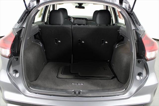 Photo of 2024 Gun Metallic Nissan Kicks