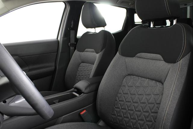 Photo of 2025 Scarlet Ember Tintcoat/Super Black Nissan Kicks