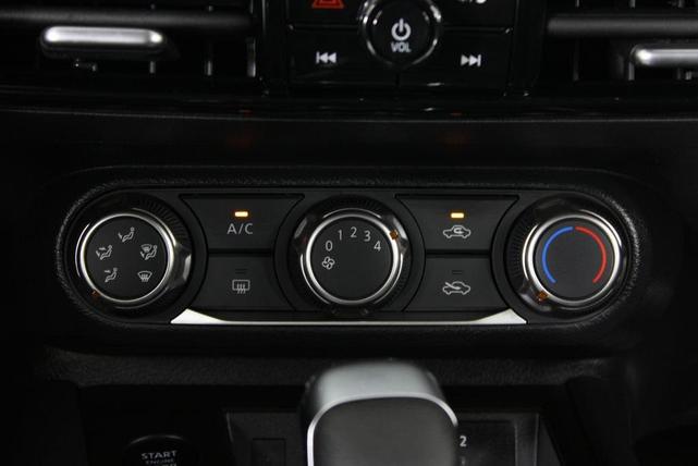 Photo of 2025 Super Black Nissan Kicks