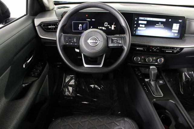 Photo of 2025 Super Black Nissan Kicks