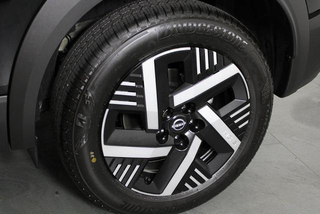 Photo of 2025 Super Black Nissan Kicks