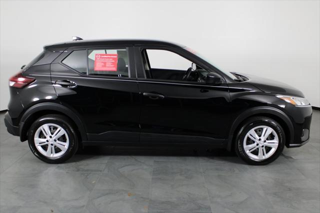 Photo of 2023 Super Black Nissan Kicks