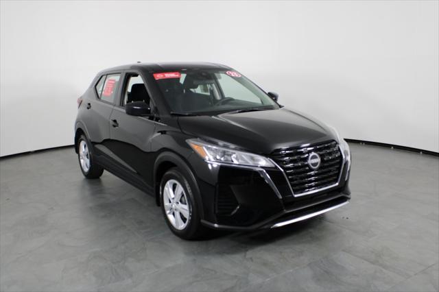 Photo of 2023 Super Black Nissan Kicks
