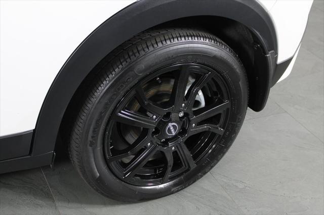 Photo of 2023 Aspen White Tricoat/Super Black Nissan Kicks