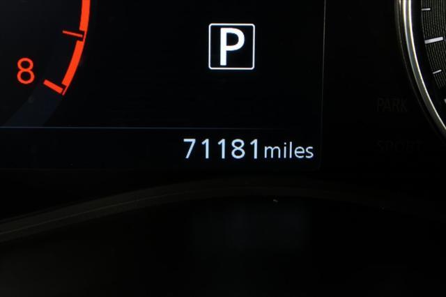 Photo of 2023 Aspen White Tricoat/Super Black Nissan Kicks