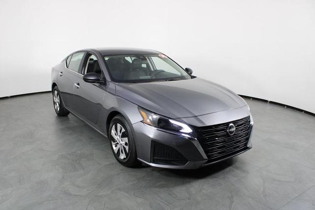 Photo of 2024 Gun Metallic Nissan Altima