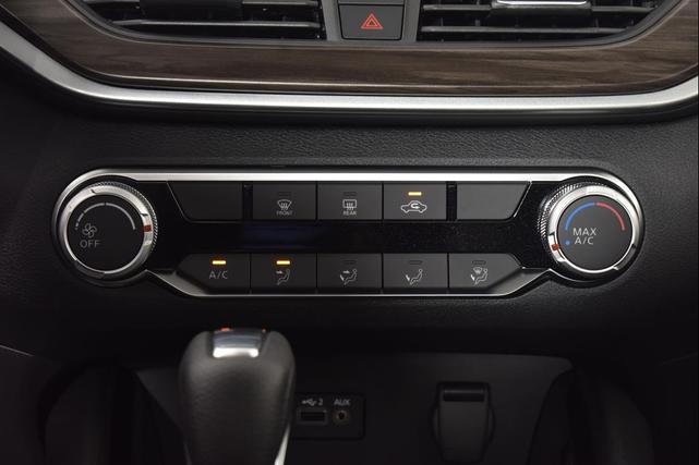 Photo of 2025 Pearl White Tricoat Nissan Altima