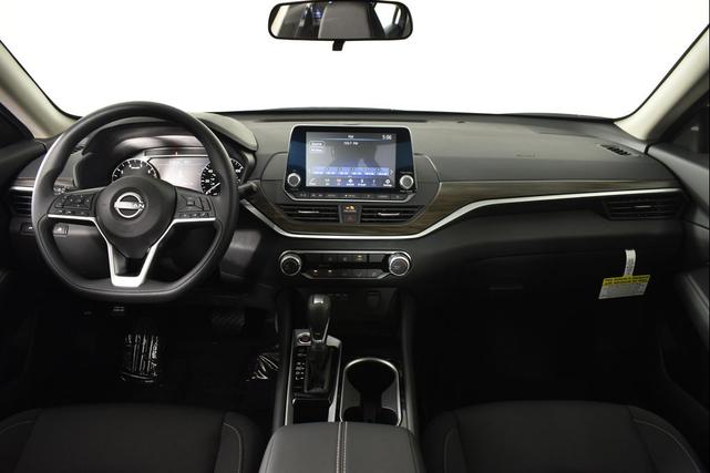 Photo of 2025 Pearl White Tricoat Nissan Altima