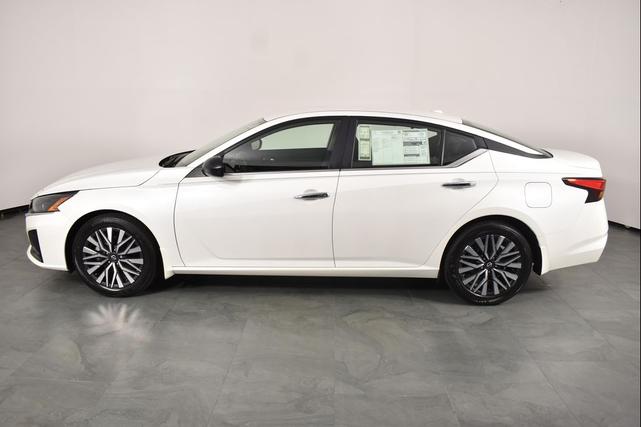 Photo of 2025 Pearl White Tricoat Nissan Altima