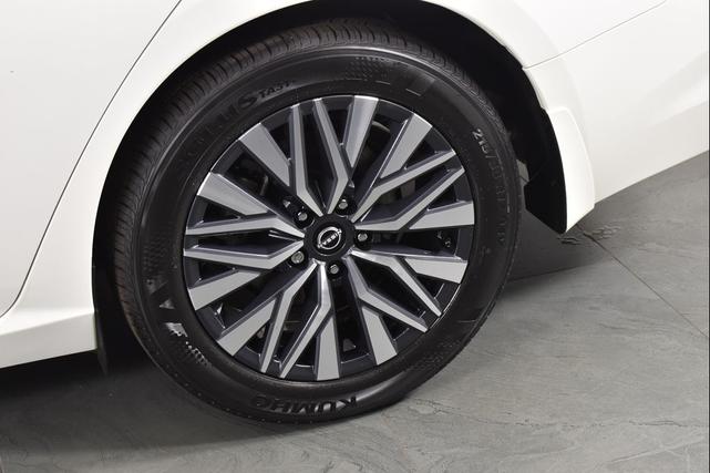 Photo of 2025 Pearl White Tricoat Nissan Altima
