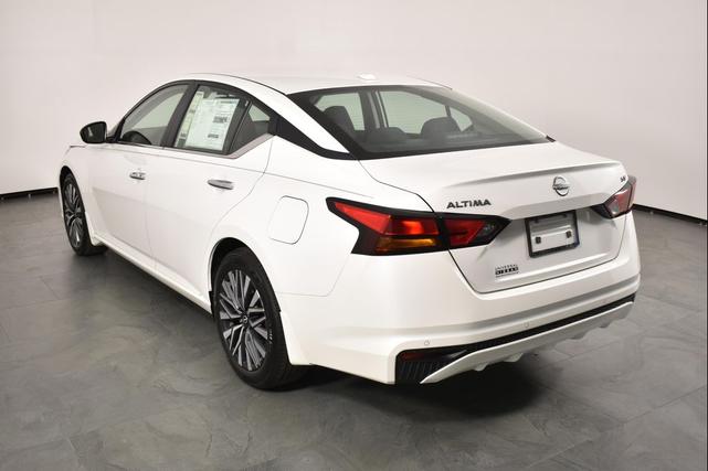 Photo of 2025 Pearl White Tricoat Nissan Altima