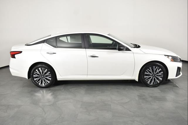 Photo of 2025 Pearl White Tricoat Nissan Altima