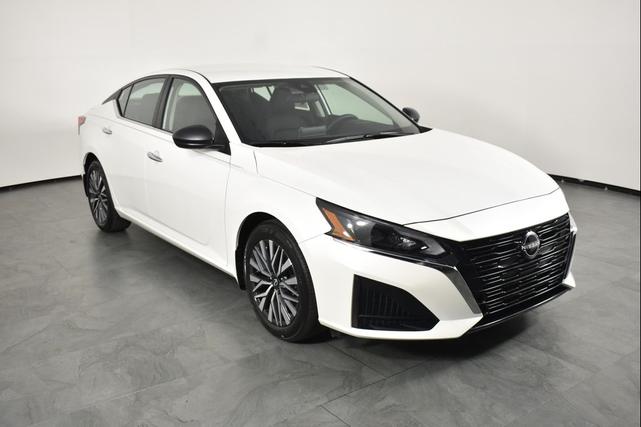 Photo of 2025 Pearl White Tricoat Nissan Altima