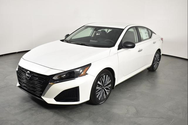 Photo of 2025 Pearl White Tricoat Nissan Altima