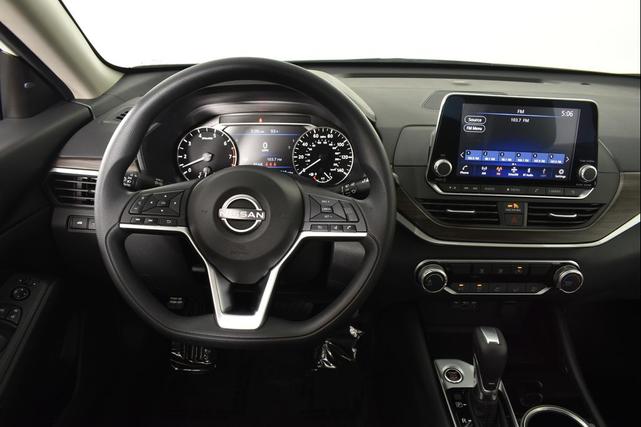 Photo of 2025 Pearl White Tricoat Nissan Altima