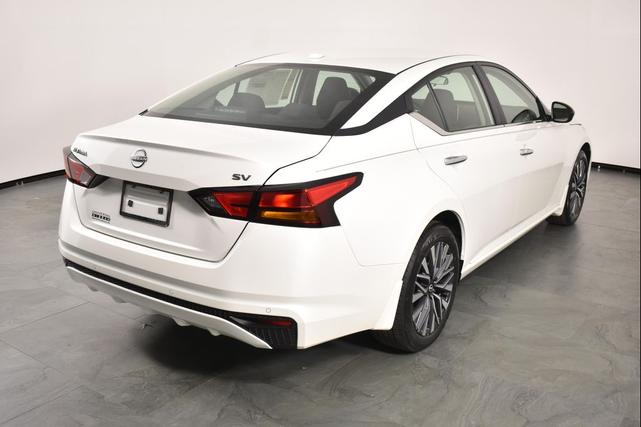 Photo of 2025 Pearl White Tricoat Nissan Altima