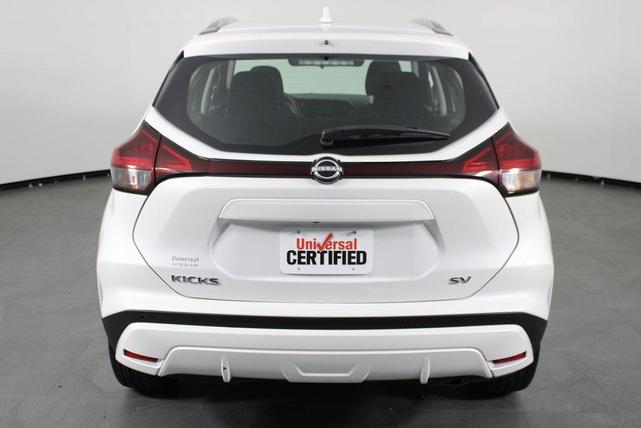 Photo of 2023 Aspen White Tricoat Nissan Kicks
