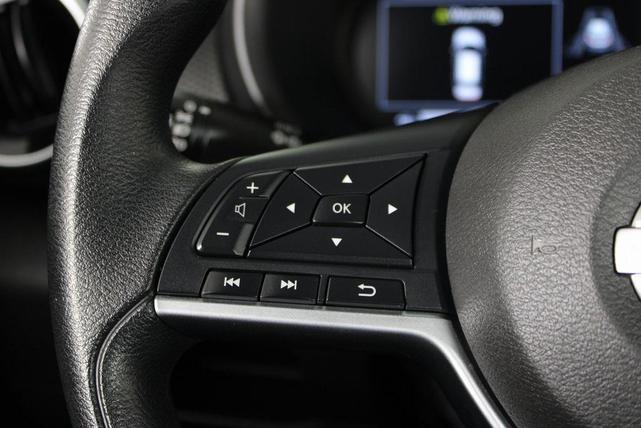 Photo of 2023 Aspen White Tricoat Nissan Kicks