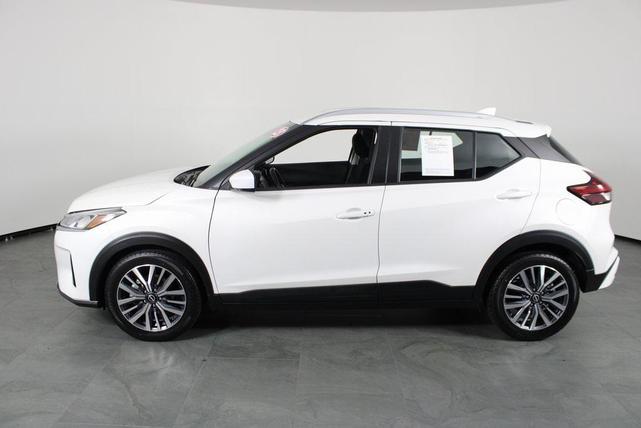 Photo of 2023 Aspen White Tricoat Nissan Kicks