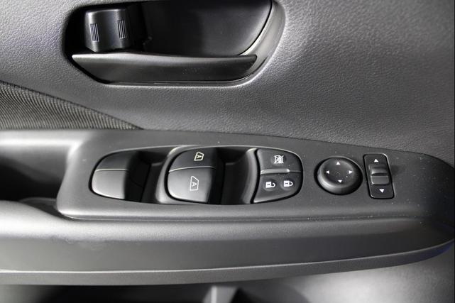 Photo of 2025 Electric Blue Metallic Nissan Kicks