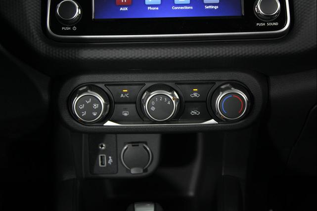 Photo of 2025 Electric Blue Metallic Nissan Kicks