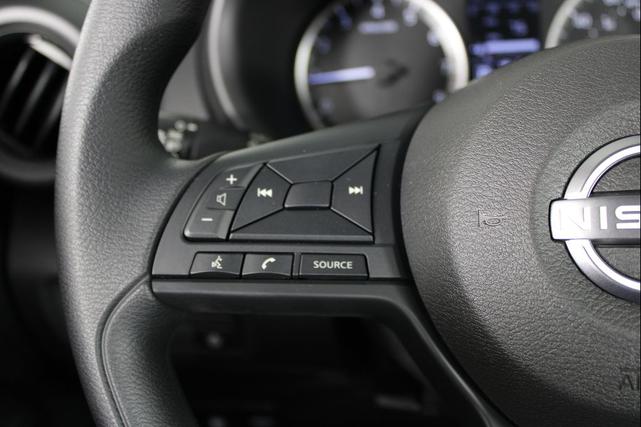 Photo of 2025 Electric Blue Metallic Nissan Kicks