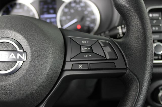 Photo of 2025 Electric Blue Metallic Nissan Kicks
