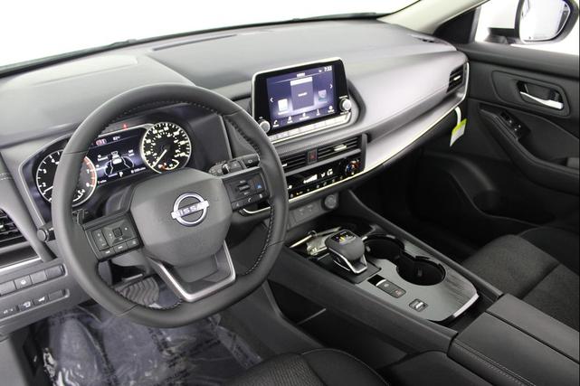 Photo of 2026 Everest White Pearl Tricoat Nissan Rogue
