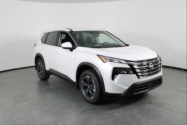 Photo of 2026 Everest White Pearl Tricoat Nissan Rogue