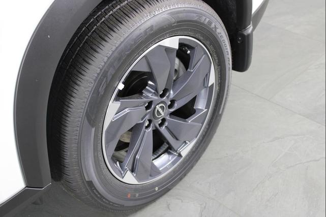 Photo of 2026 Everest White Pearl Tricoat Nissan Rogue