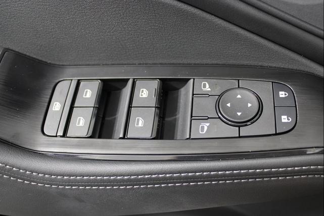 Photo of 2026 Everest White Pearl Tricoat Nissan Rogue