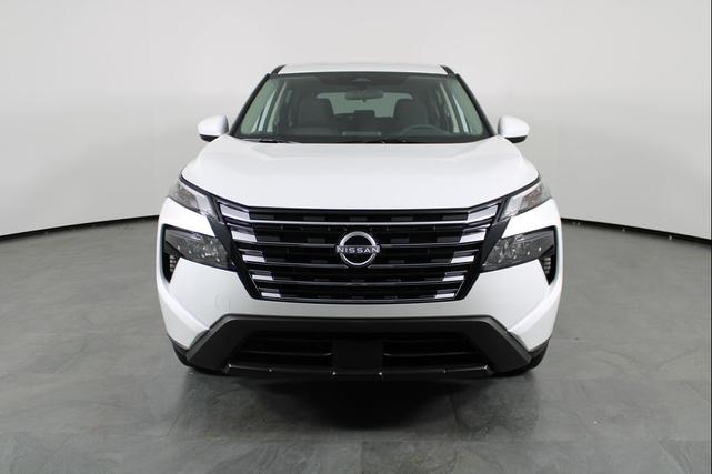 Photo of 2026 Everest White Pearl Tricoat Nissan Rogue