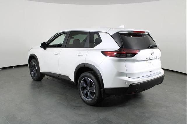 Photo of 2026 Everest White Pearl Tricoat Nissan Rogue