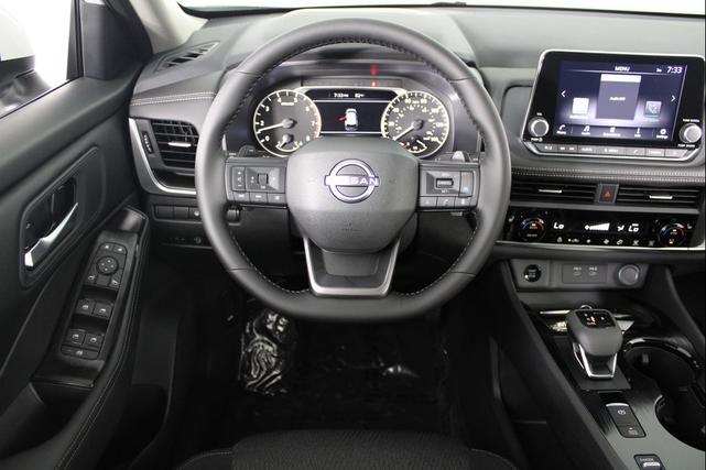 Photo of 2026 Everest White Pearl Tricoat Nissan Rogue