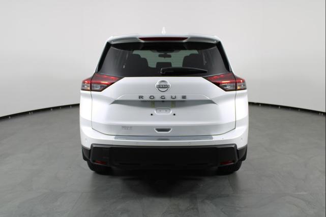 Photo of 2026 Everest White Pearl Tricoat Nissan Rogue