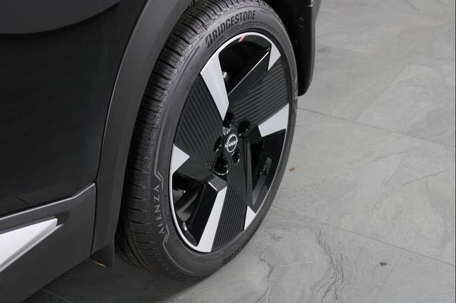Photo of 2025 Super Black Nissan Kicks