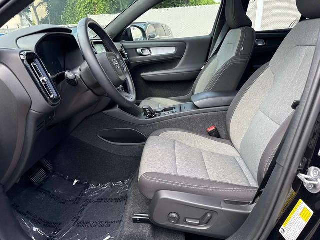 Photo of 2025 Onyx Black Metallic Volvo XC40